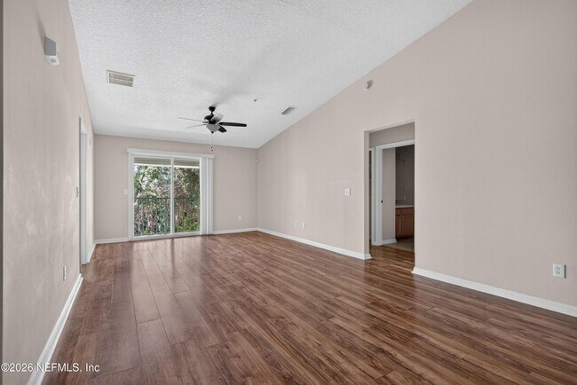 Foto del edificio - 7047 Deer Lodge Cir