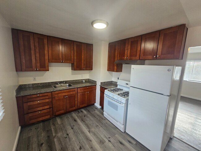 Foto del edificio - Move-In Ready: Secure 3BR Oakland Apartment with Paid Utilities