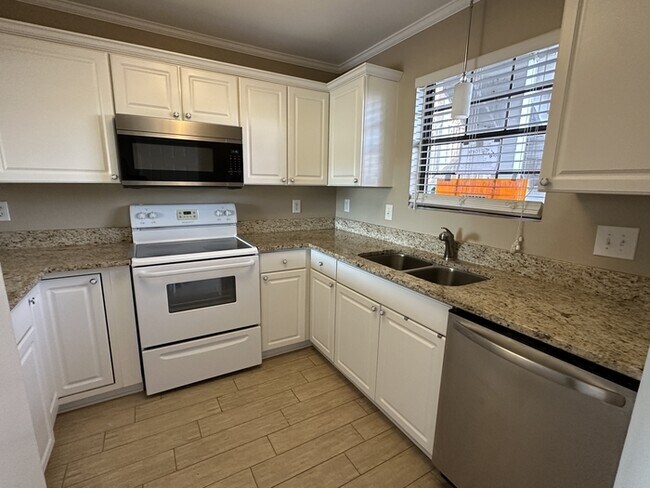 Foto del edificio - WATERFRONT: 2 BR 2 Bath Ground Level Condo