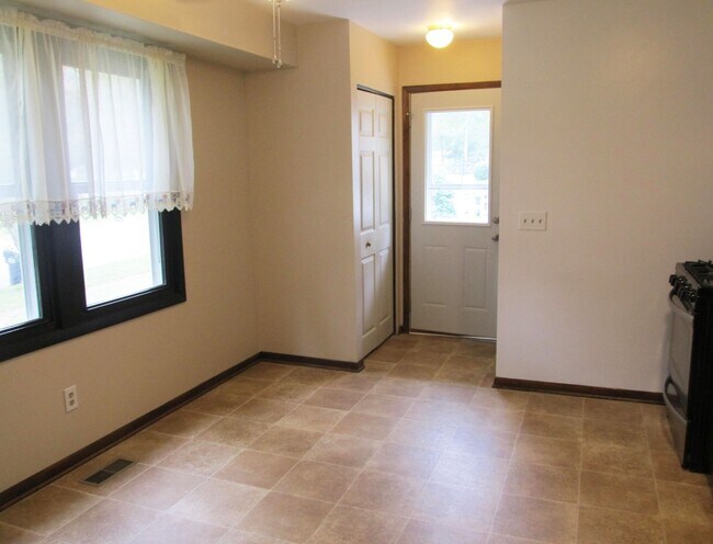 Building Photo - Cozy 3 Bedroom 1 Bath Ranch in Portage