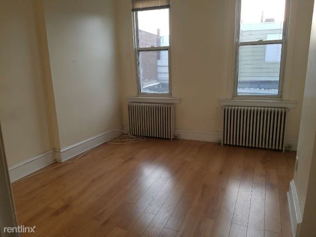 Building Photo - 1 br, 1 bath Apartment - 2340 S 10th street