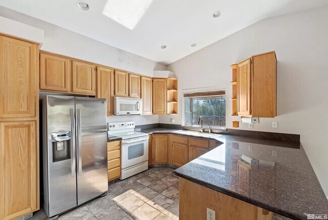 Kitchen Cabinets - 1975 Putnam Dr