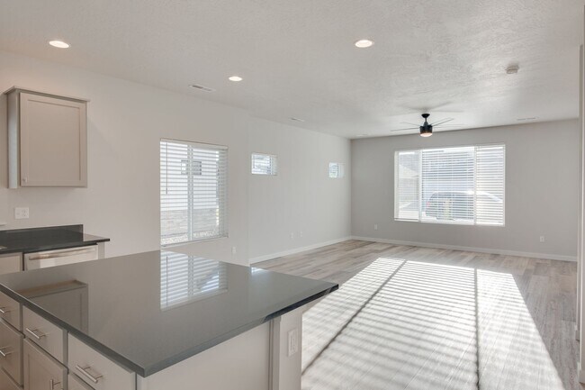 Foto del edificio - This 3 bedroom/2.5 bath townhouse is ready...