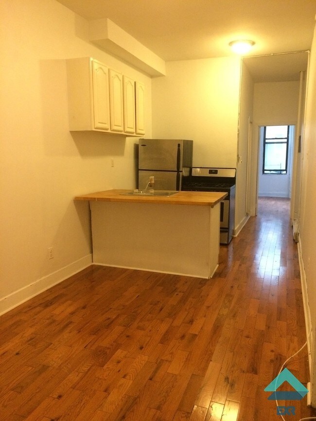 Building Photo - 369 Menahan St
