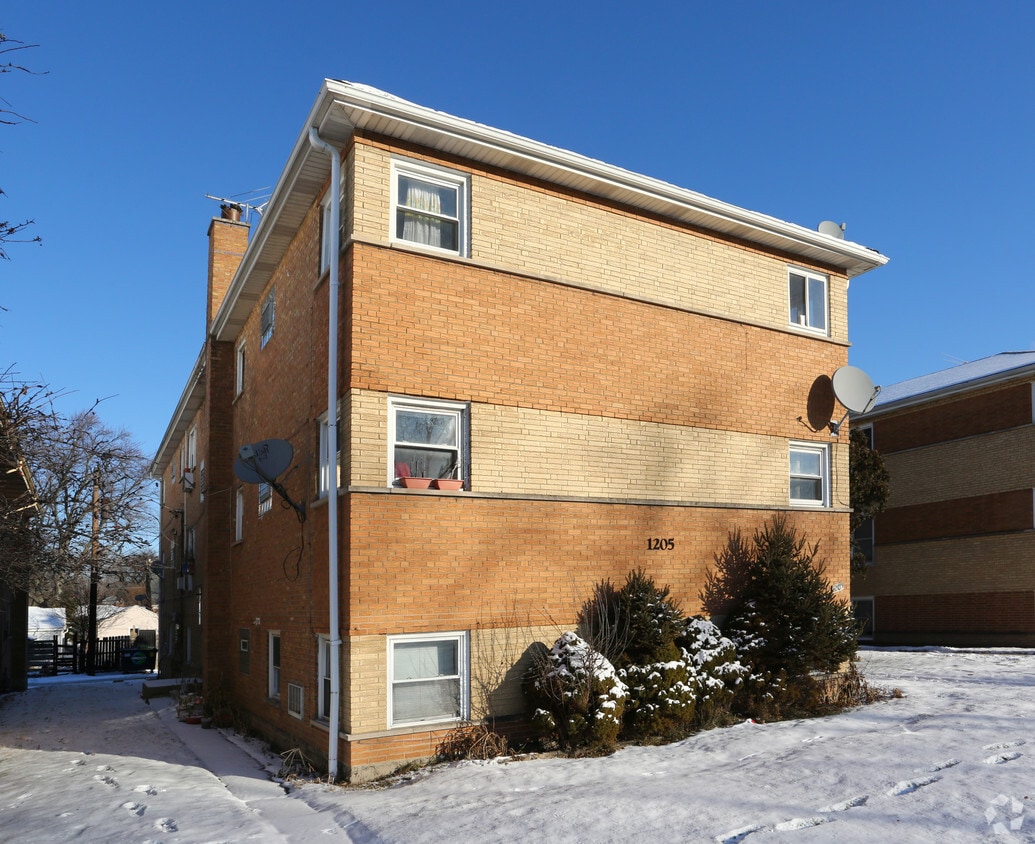 1205 E Roosevelt Rd, Wheaton, IL 60187 Apartments in Wheaton, IL
