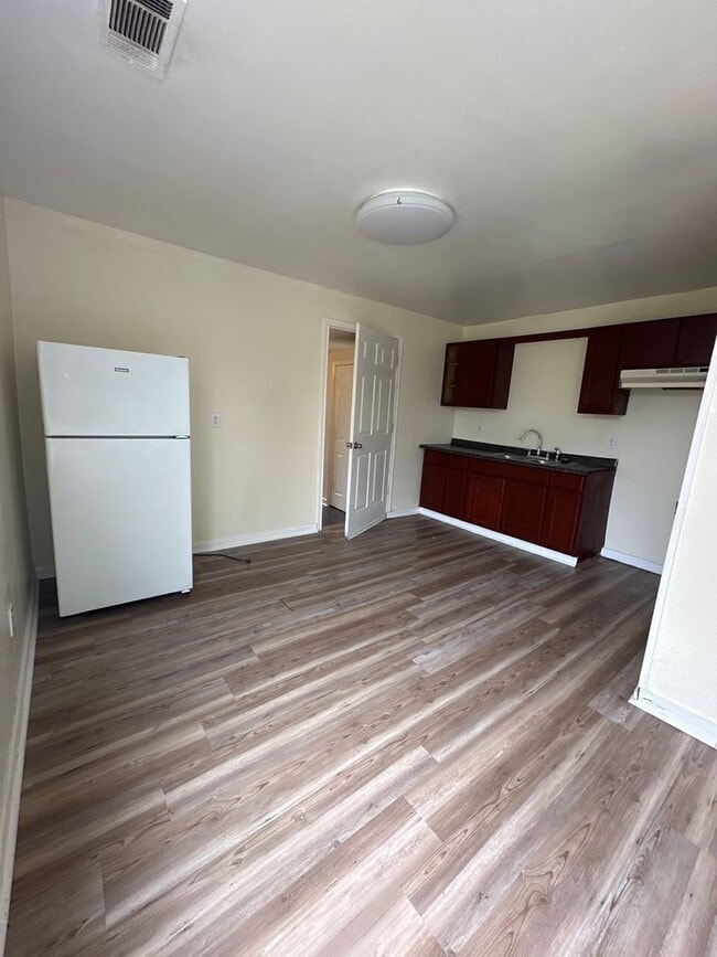 Building Photo - Central air and Heat 4 Bedroom home