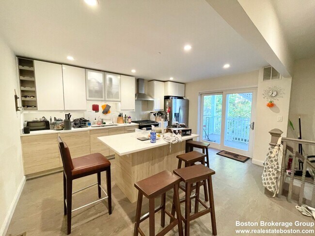 Building Photo - FAIRLY PRICED RENOVATED 6 bed 3 bath in Mission Hill.... don't miss ou!!