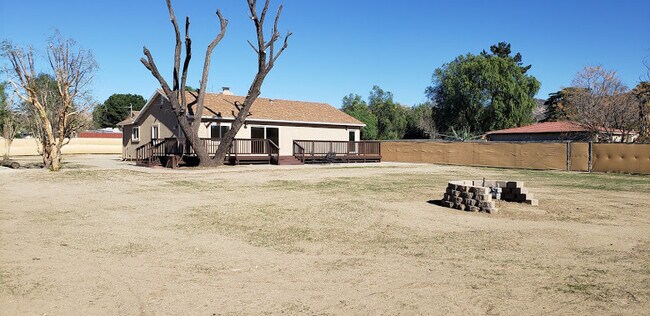 YARD - 4961 Barnard St