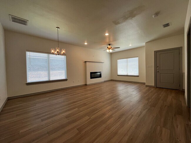 Foto del edificio - MOVE-IN SPECIAL: Fantastic 2 Story 4 Bed Home