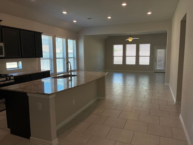 Foto del edificio - 4BR/3BA House • In-Unit W/D • Attached Garage  • Backyard in San Antonio