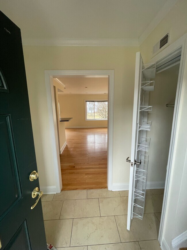 Building Photo - 202 Paine Ct