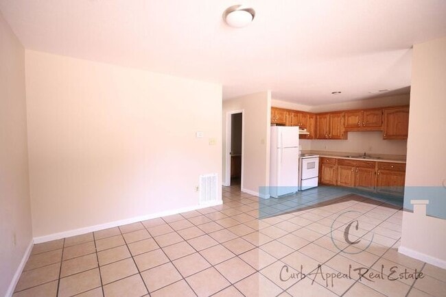 Building Photo - First month move in special $700!! Renovat...