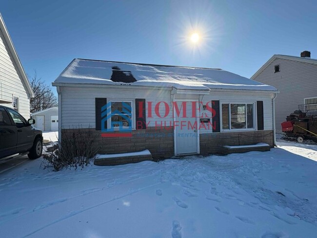 Building Photo - Two Bedroom House |Bonus Room | Garage