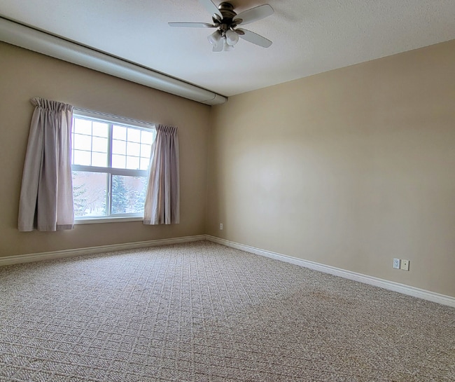 Photo du bâtiment - 9914-9101 101 Ave