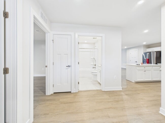 Building Photo - Functional Floorplan, Modern Comfort – Wel...