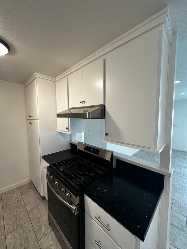 Building Photo - 301 N Tustin Ave
