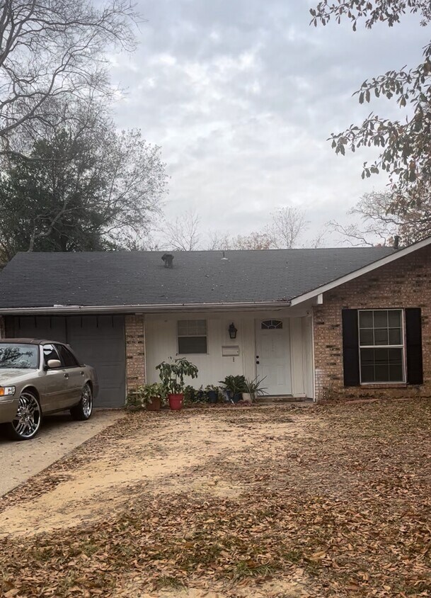 Building Photo - 2432 McKenzie Dr