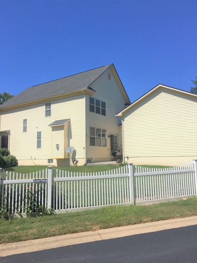 Foto del edificio - Single Family Home in Established Urbana Highlands Ready before the holidays!