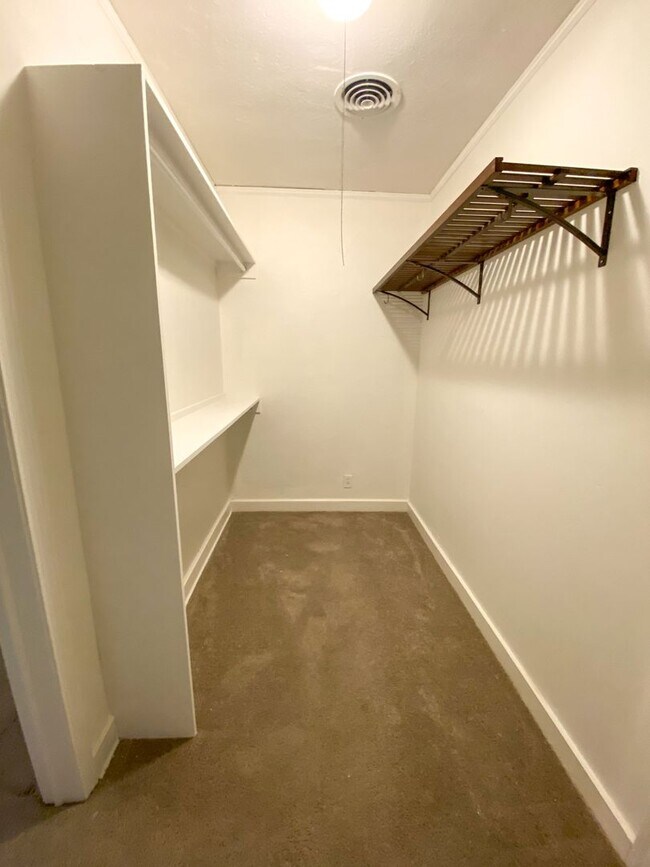 Building Photo - 3 bed 2 bath in East Memphis/ near of UofM...