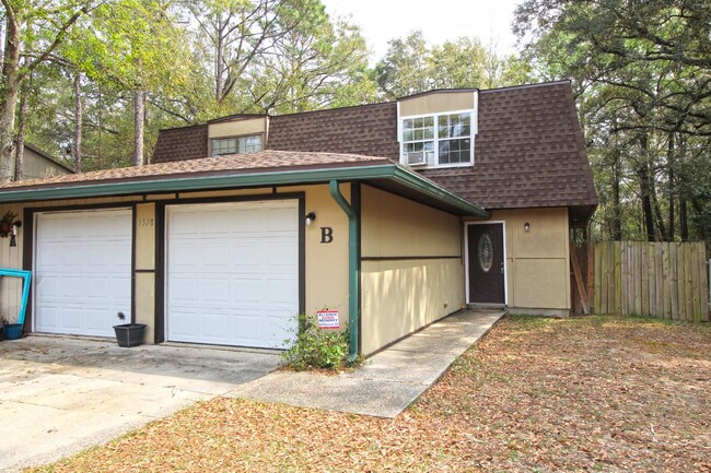 Building Photo - Spacious 3-Bedroom Duplex with Garage in N...