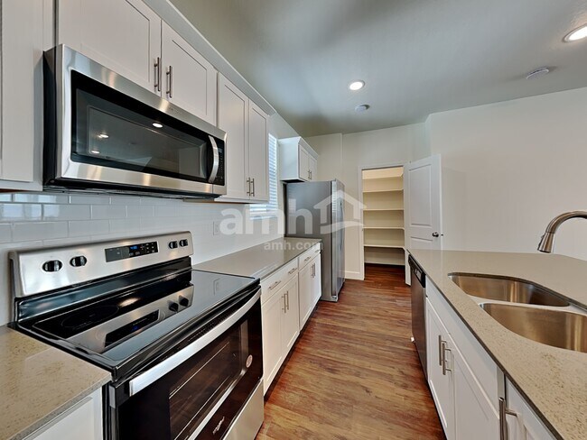 Building Photo - 11033 S Blue Bayou Dr