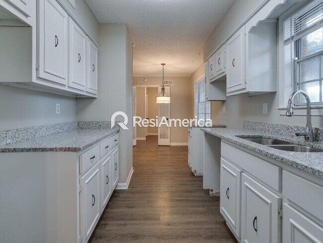 Foto del edificio - Large, Renovated 3BR/3B Home in 38125!