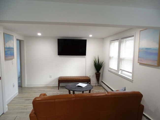 Building Photo - 18 Pleasant St