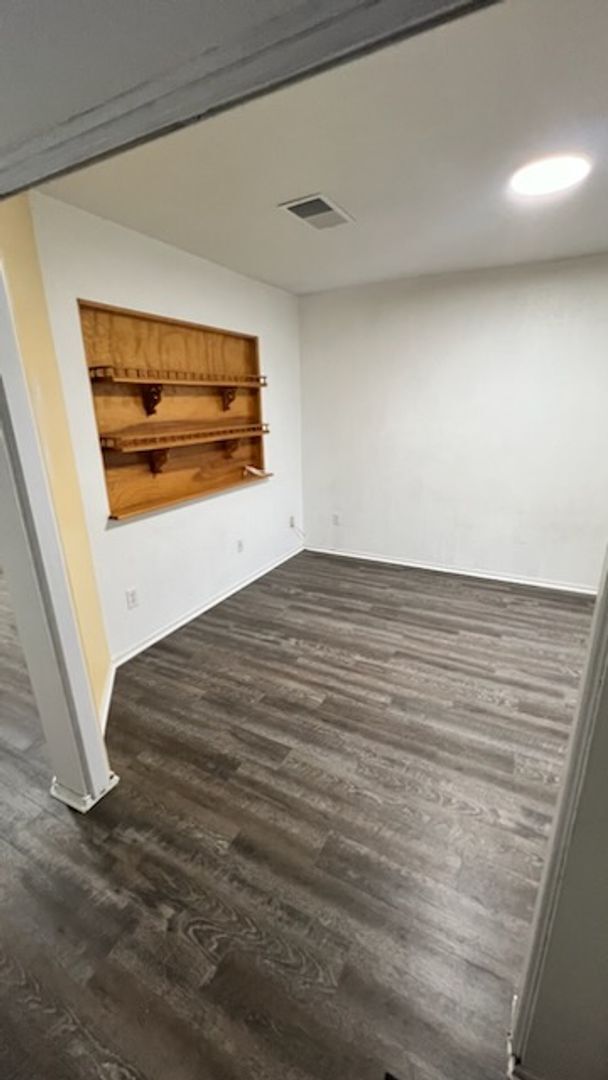 Building Photo - NICE COZY 2 BEDROOM 1 BATH PLUS OFFICE