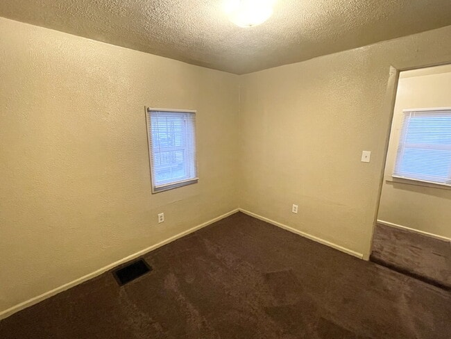 Foto del edificio - 2 Bedroom Home with gravel driveway for off-street parking