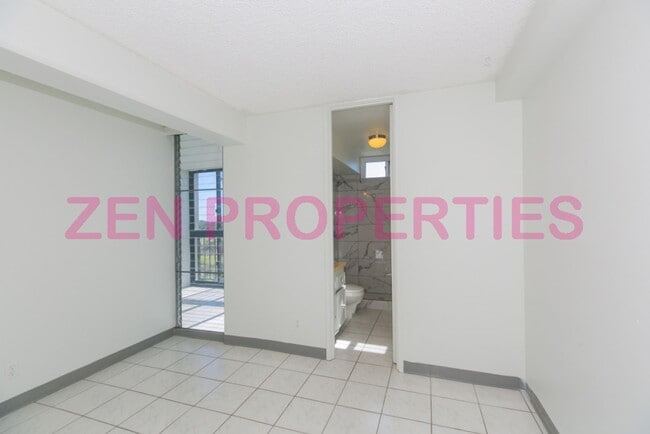 Building Photo - a 2 bdrm, 2 bath unit with 2 prkg at Fairway House for rent