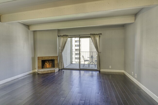 Foto del edificio - Luxurious 2 Bed, 2 Bath Condo with Stunning Views in Governor's Park!