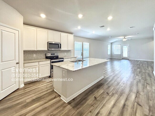 Foto del edificio - Spacious 4-Bedroom Home with Modern Comfor...