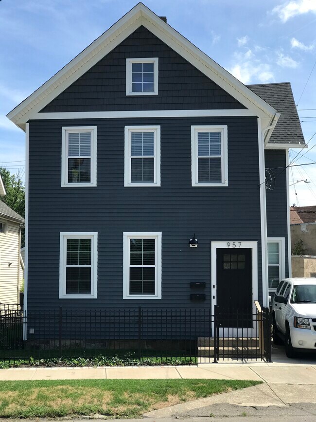 Building Photo - 957 Jefferson Ave