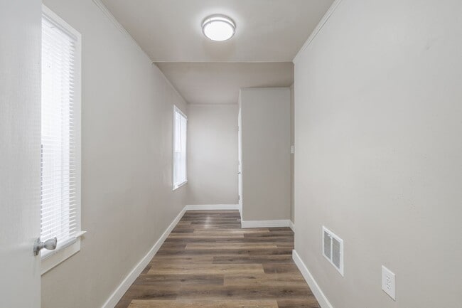 Building Photo - 220 4th St
