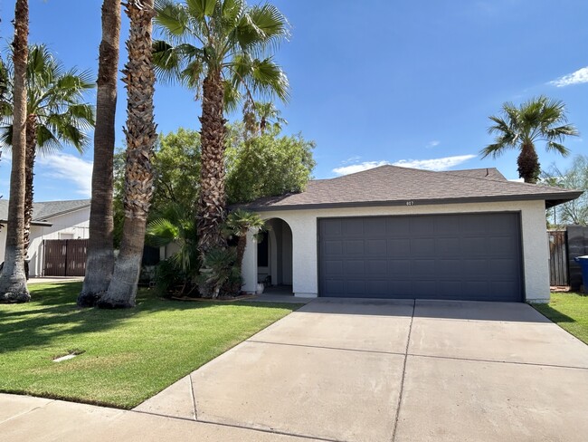 Building Photo - 807 W Nopal Pl