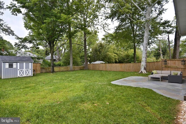Spacious back yard - 6021 Berkshire Dr