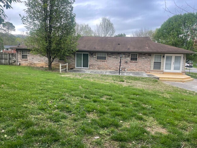 Foto del edificio - Knoxville 37918 - 3 bedroom, 1.5 bath home in Halls - Contact Lisa Vineyard and Shannon Russell (...