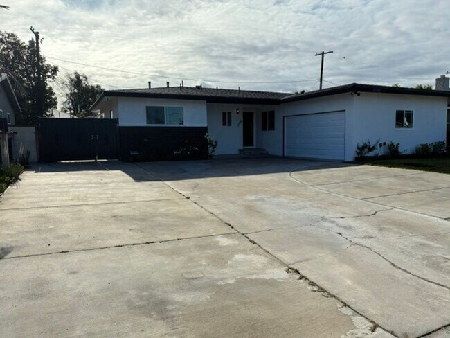 Building Photo - 5 Bedroom 4 Bath House in Garden Grove