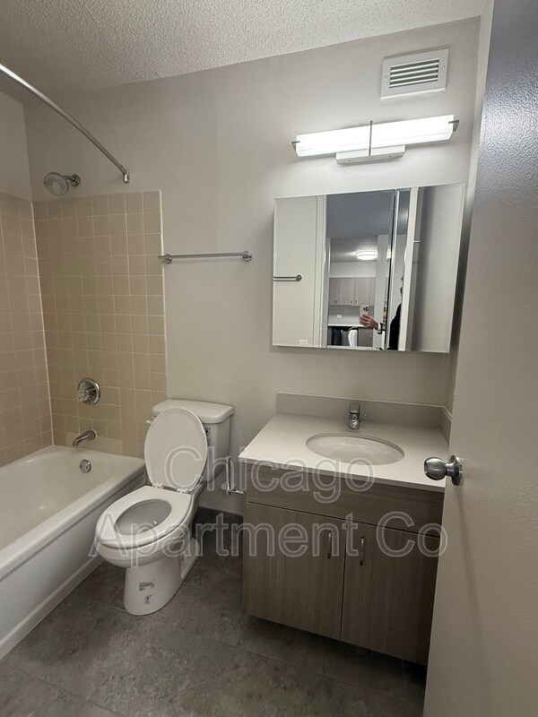 Building Photo - 1154 N Dearborn St