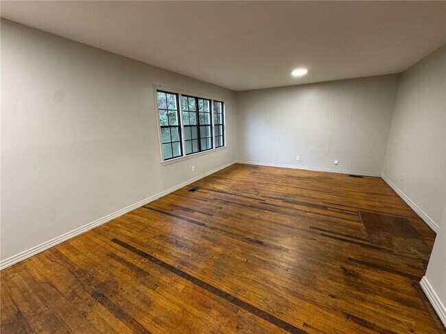 Foto del edificio - 2613 Old Military Rd