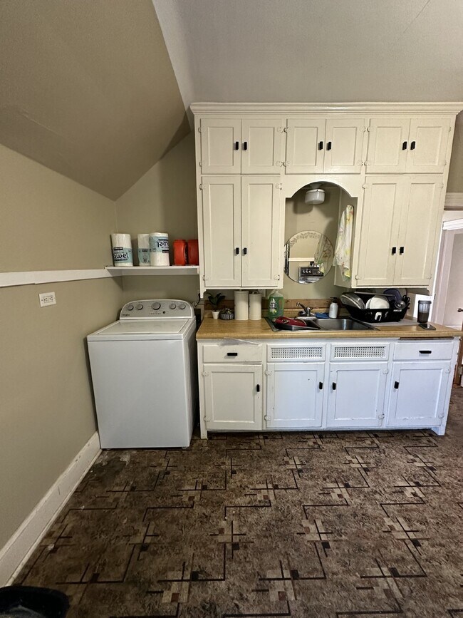 Foto del edificio - 2 Bed 1 Bath Available June 1st!