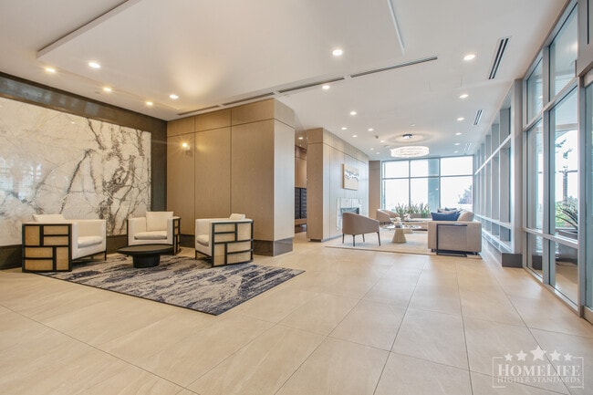 Photo du bâtiment - Stunning 2 Bed, 2 Bath Condo with Ocean Views in White Rock