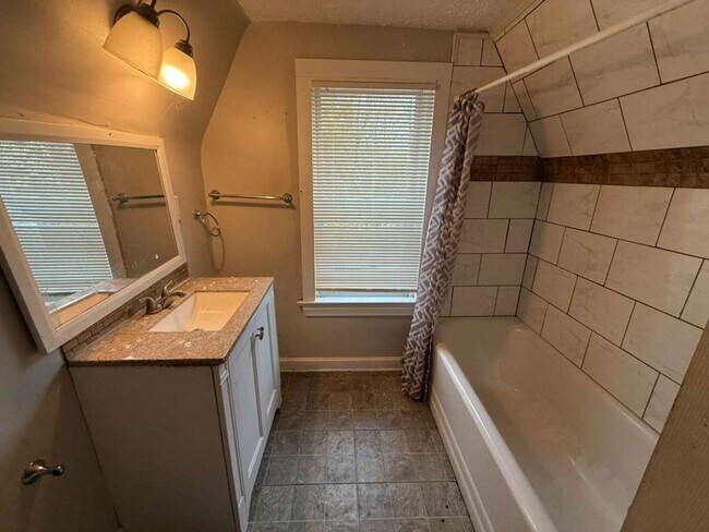 Foto del edificio - 3 BED, 1.5 BATH BEAUTIFUL   SINGLE- FAMILY HOME!