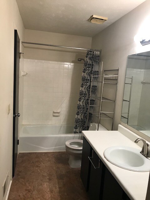 Foto del edificio - 635 Eastbrooke Ln