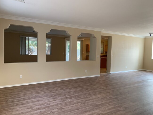 Building Photo - Large 4 Bedroom 3 Car Garage Home in Silve...