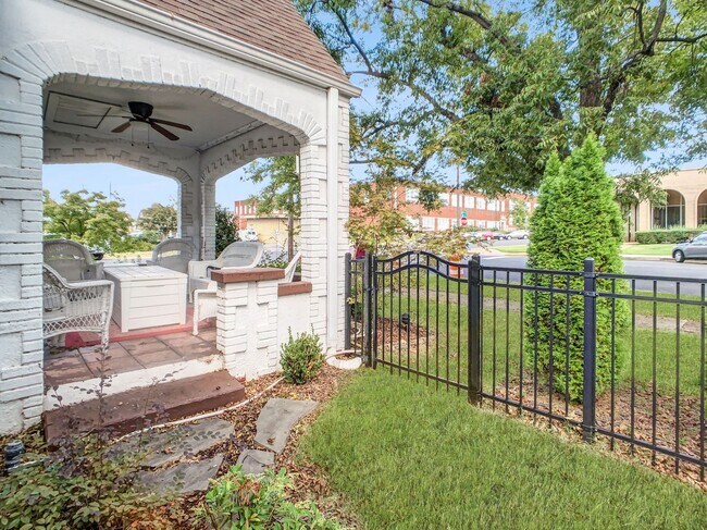 Building Photo - Available August 8th! Updated 3 bedroom, 2...