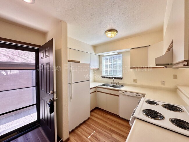 Building Photo - 715 Julian Cir