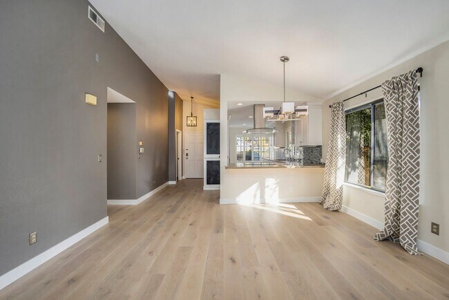 Building Photo - 2 Shamrock Lane - 3 bedroom | 2 bath | Sin...