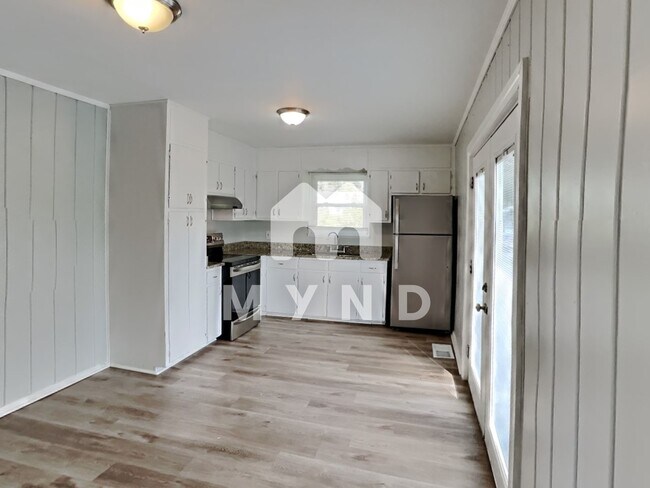 Building Photo - 617 5th Way