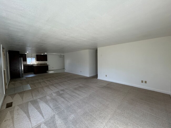 Building Photo - 4 Bedroom / 2 Bathroom Home in SW Redmond